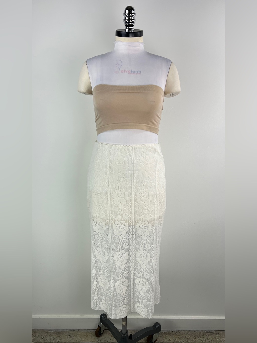 💚 3566. Ivory Floral Lace Midi Skirt